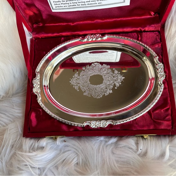 SILVER PLATED ARTICLES TRAY - Picture 10 of 12